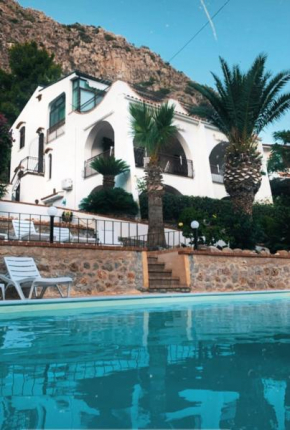 Villa del Golfo Urio with swimming pool shared by the two apartments Santa Flavia